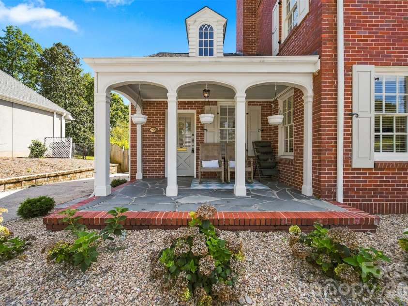 525 2nd Avenue, Hickory, NC 28601.  MLS# CAR4417785, YatesRealty ID 47415. 