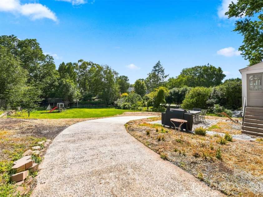 525 2nd Avenue, Hickory, NC 28601.  MLS# CAR4417785, YatesRealty ID 47415. 