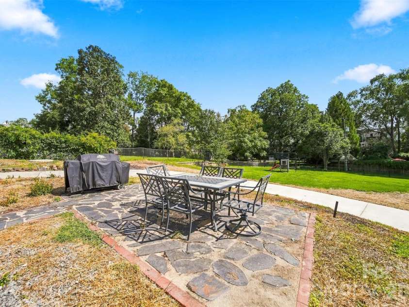525 2nd Avenue, Hickory, NC 28601.  MLS# CAR4417785, YatesRealty ID 47415. 