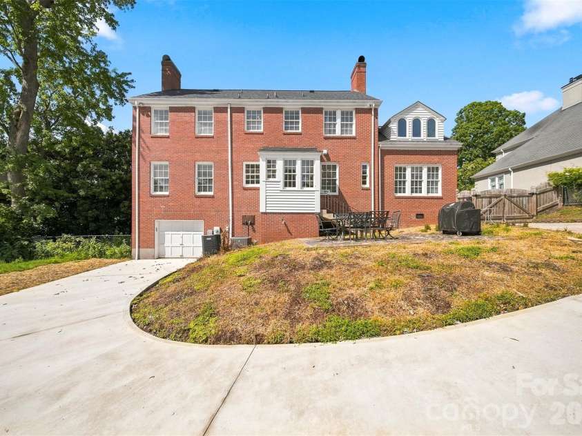 525 2nd Avenue, Hickory, NC 28601.  MLS# CAR4417785, YatesRealty ID 47415. 