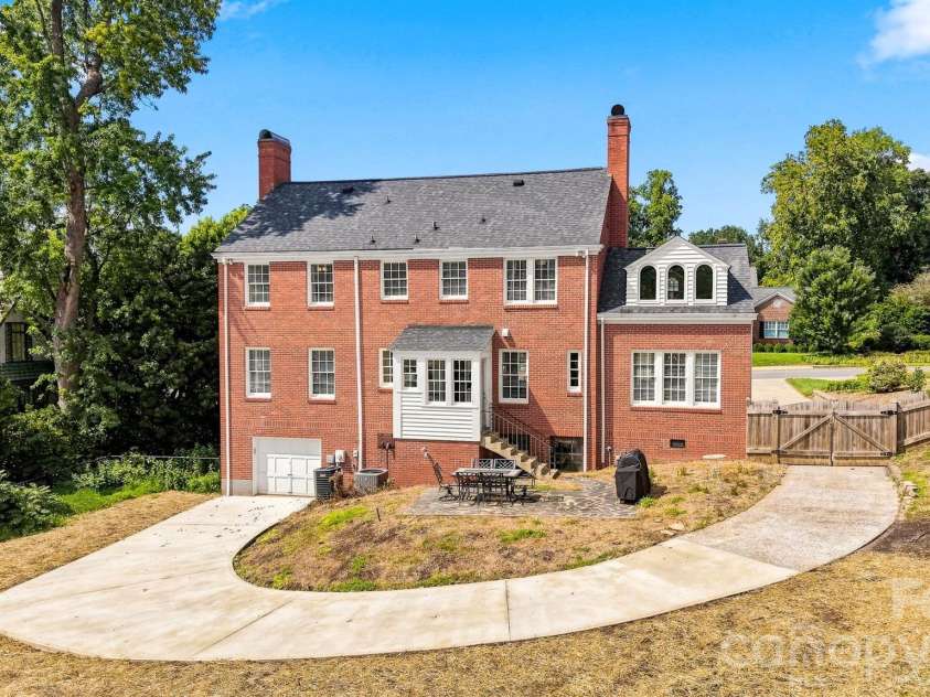 525 2nd Avenue, Hickory, NC 28601.  MLS# CAR4417785, YatesRealty ID 47415. 
