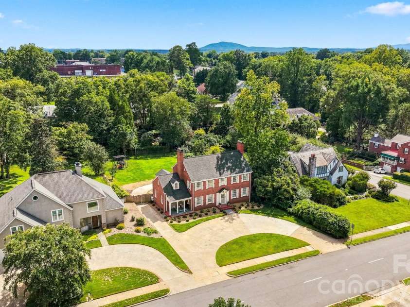 525 2nd Avenue, Hickory, NC 28601.  MLS# CAR4417785, YatesRealty ID 47415. 