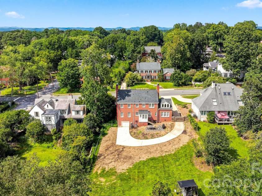 525 2nd Avenue, Hickory, NC 28601.  MLS# CAR4417785, YatesRealty ID 47415. 
