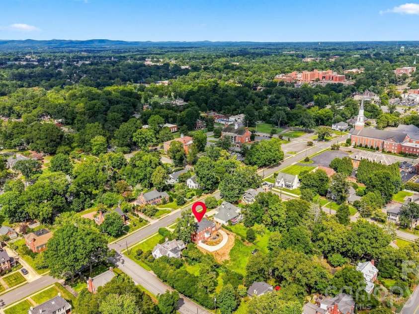 525 2nd Avenue, Hickory, NC 28601.  MLS# CAR4417785, YatesRealty ID 47415. 