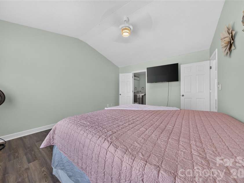 2047 Sonoma Valley Drive, Charlotte, NC 28214.  MLS# CAR4416912, YatesRealty ID 47419. 