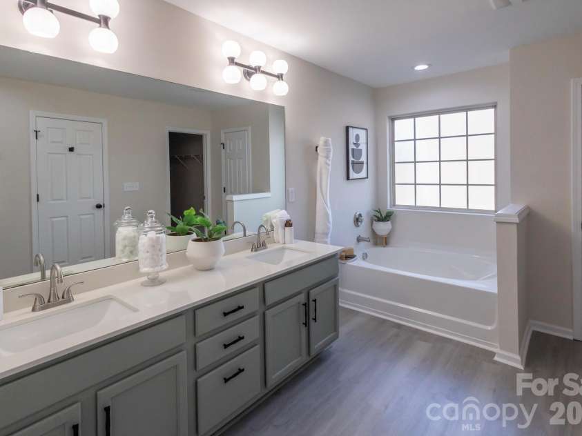 10631 Atkins Ridge Drive, Charlotte, NC 28213.  MLS# CAR4330313, YatesRealty ID 4742. 