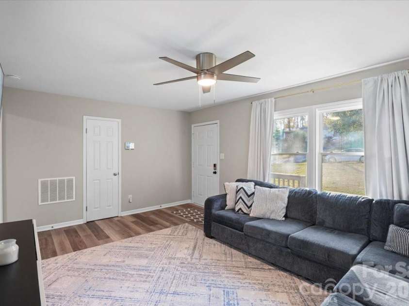 624 Dundeen Drive, Gastonia, NC 28052.  MLS# CAR4415515, YatesRealty ID 47422. 
