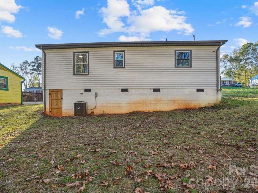 624 Dundeen Drive, Gastonia, NC 28052.  MLS# CAR4415515, YatesRealty ID 47422. 