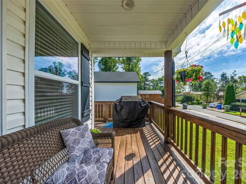 619 Edgewood Avenue, Hendersonville, NC 28792.  MLS# CAR4417132, YatesRealty ID 47425. 