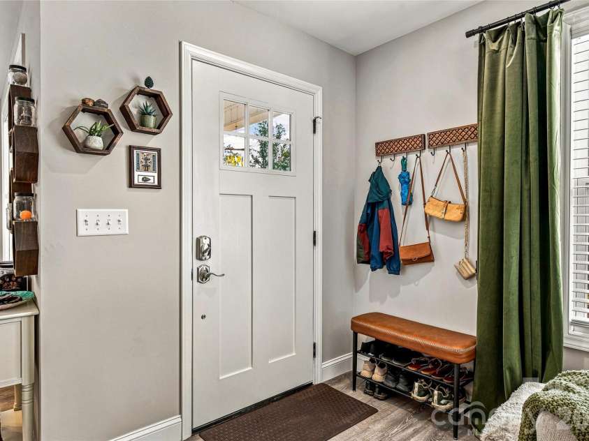 619 Edgewood Avenue, Hendersonville, NC 28792.  MLS# CAR4417132, YatesRealty ID 47425. 