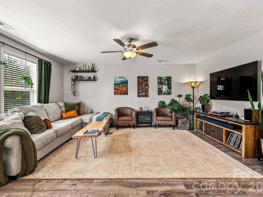 619 Edgewood Avenue, Hendersonville, NC 28792.  MLS# CAR4417132, YatesRealty ID 47425. 