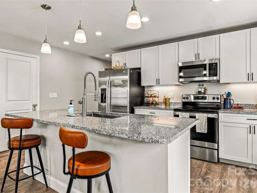 619 Edgewood Avenue, Hendersonville, NC 28792.  MLS# CAR4417132, YatesRealty ID 47425. 