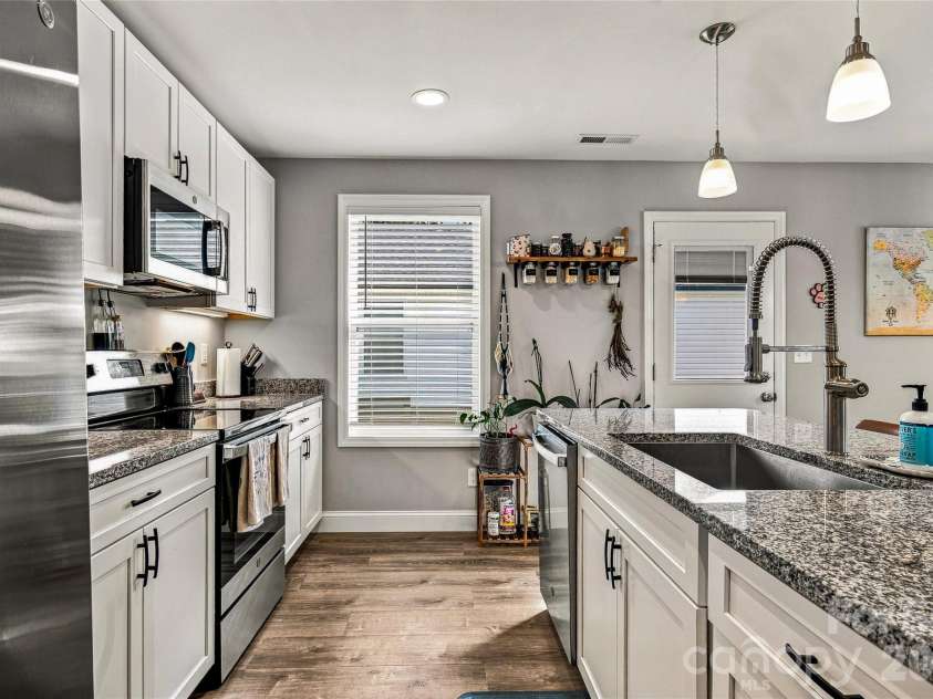 619 Edgewood Avenue, Hendersonville, NC 28792.  MLS# CAR4417132, YatesRealty ID 47425. 