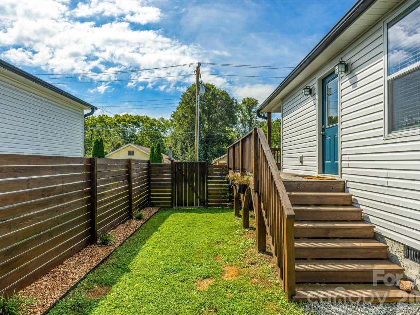 619 Edgewood Avenue, Hendersonville, NC 28792.  MLS# CAR4417132, YatesRealty ID 47425. 