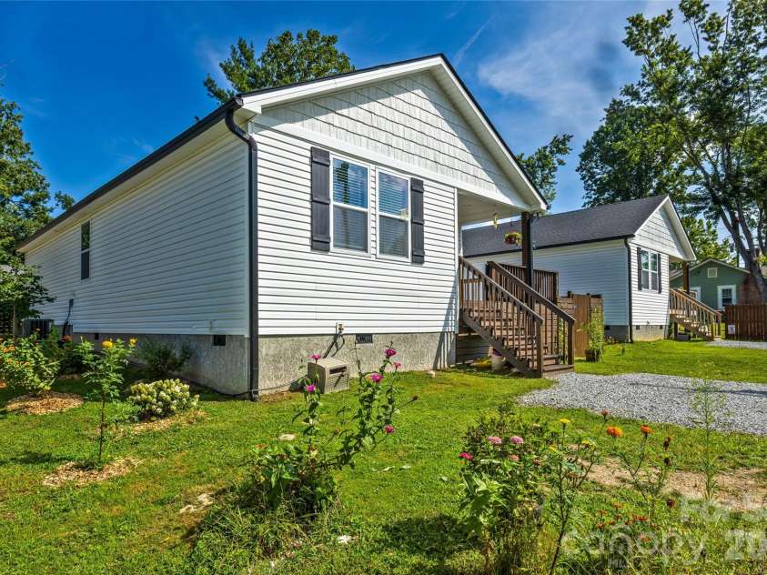 619 Edgewood Avenue, Hendersonville, NC 28792.  MLS# CAR4417132, YatesRealty ID 47425. 