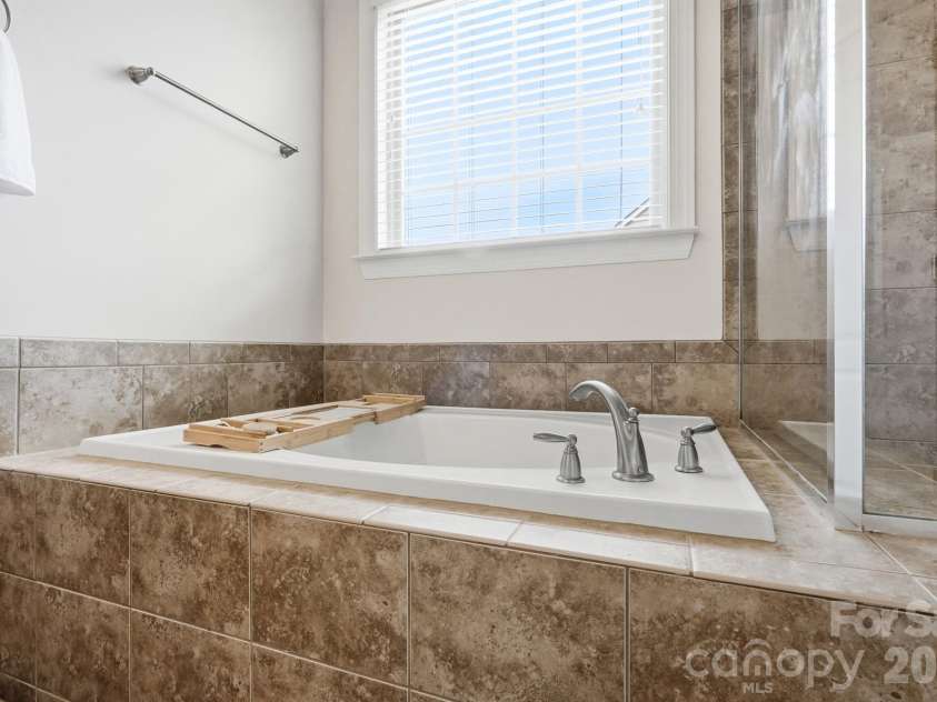 15000 Kinnegal Lane, Charlotte, NC 28278.  MLS# CAR4415980, YatesRealty ID 47432. 