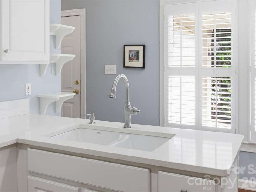 18 Creekside Way, Asheville, NC 28804.  MLS# CAR4411851, YatesRealty ID 47449. Breakfast bar