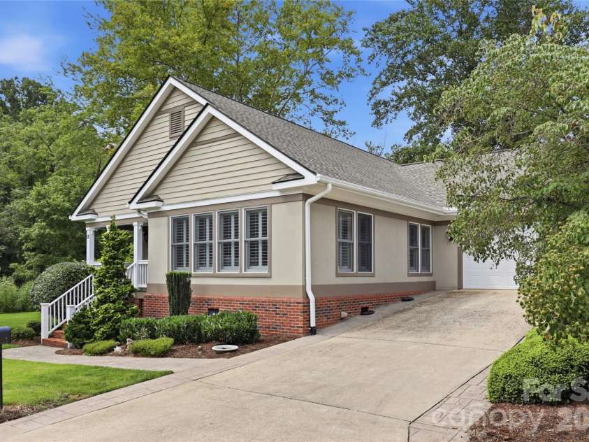 18 Creekside Way, Asheville, NC 28804.  MLS# CAR4411851, YatesRealty ID 47449. Easy main level life