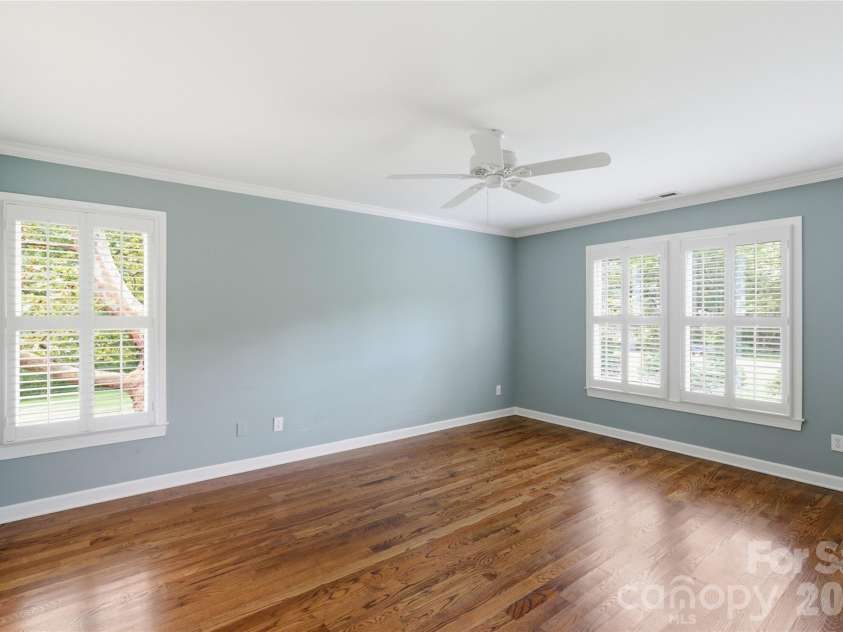 18 Creekside Way, Asheville, NC 28804.  MLS# CAR4411851, YatesRealty ID 47449. Spacious primary: 16.5'x 13'