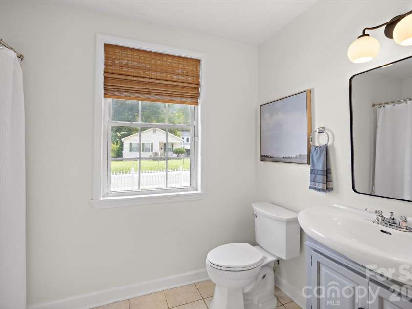 1905 Parson Street, Charlotte, NC 28205.  MLS# CAR4414878, YatesRealty ID 47455. Full Bathroom
