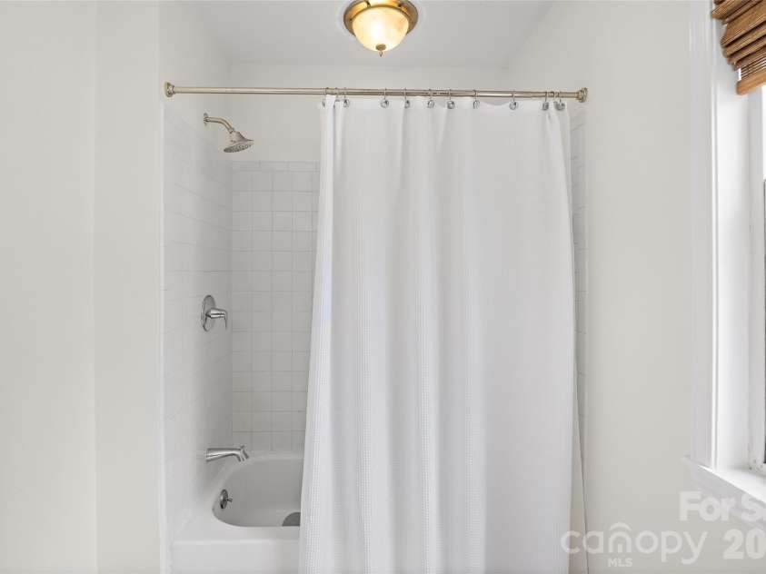 1905 Parson Street, Charlotte, NC 28205.  MLS# CAR4414878, YatesRealty ID 47455. Full Bathroom