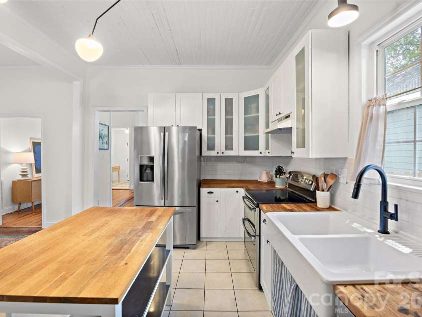 1905 Parson Street, Charlotte, NC 28205.  MLS# CAR4414878, YatesRealty ID 47455. Kitchen