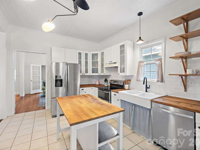 1905 Parson Street, Charlotte, NC 28205.  MLS# CAR4414878, YatesRealty ID 47455. Kitchen