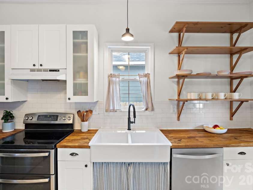 1905 Parson Street, Charlotte, NC 28205.  MLS# CAR4414878, YatesRealty ID 47455. Kitchen