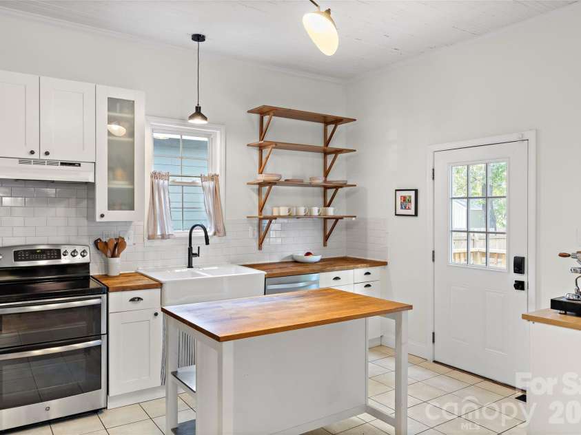 1905 Parson Street, Charlotte, NC 28205.  MLS# CAR4414878, YatesRealty ID 47455. Kitchen
