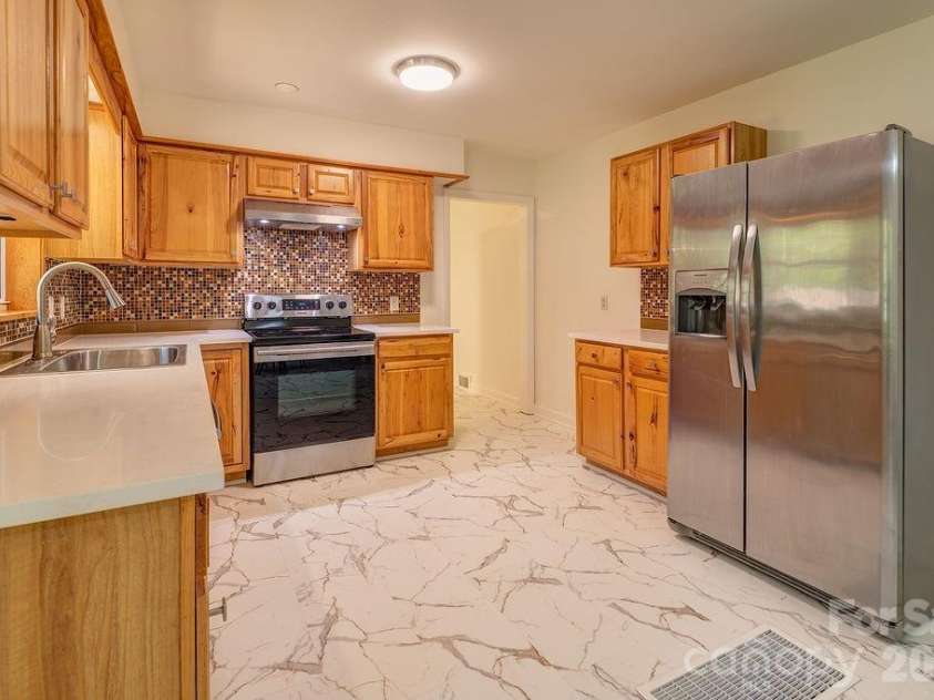 10 Meadowview Road, Asheville, NC 28804.  MLS# CAR4415246, YatesRealty ID 47456. A New Deep Sink