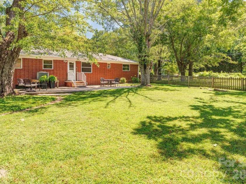 10 Meadowview Road, Asheville, NC 28804.  MLS# CAR4415246, YatesRealty ID 47456. Backyard &  Patio