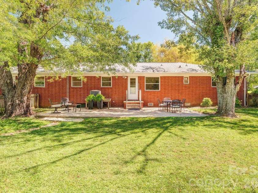 10 Meadowview Road, Asheville, NC 28804.  MLS# CAR4415246, YatesRealty ID 47456. Fenced Yard