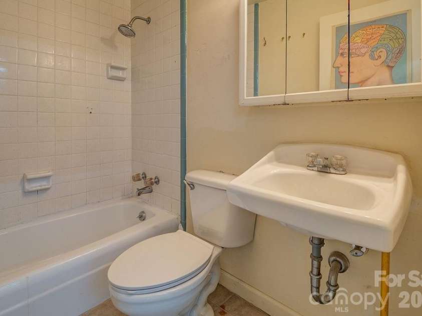 10 Meadowview Road, Asheville, NC 28804.  MLS# CAR4415246, YatesRealty ID 47456. Full Bath | Studio