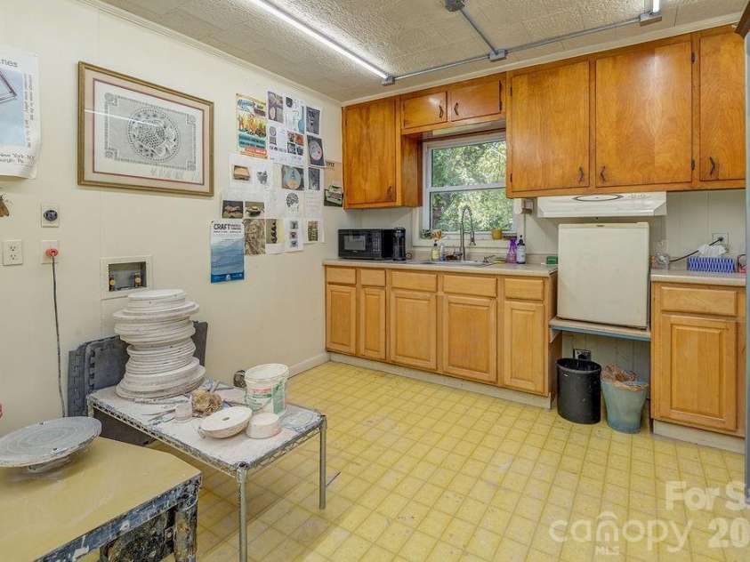 10 Meadowview Road, Asheville, NC 28804.  MLS# CAR4415246, YatesRealty ID 47456. Good Cabinet Space