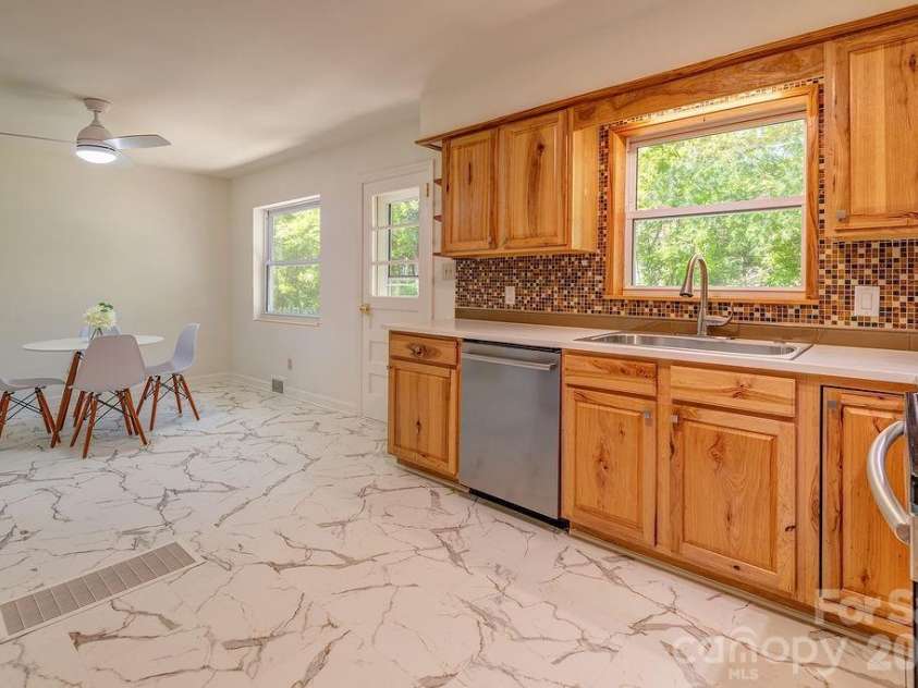 10 Meadowview Road, Asheville, NC 28804.  MLS# CAR4415246, YatesRealty ID 47456. Good Natural Light