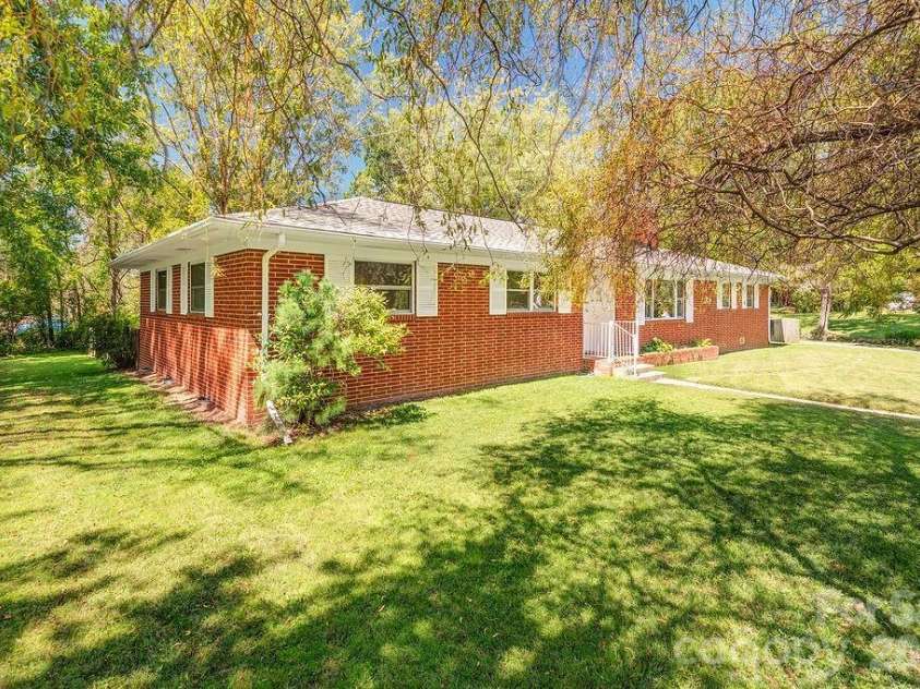 10 Meadowview Road, Asheville, NC 28804.  MLS# CAR4415246, YatesRealty ID 47456. Large Flat Yard