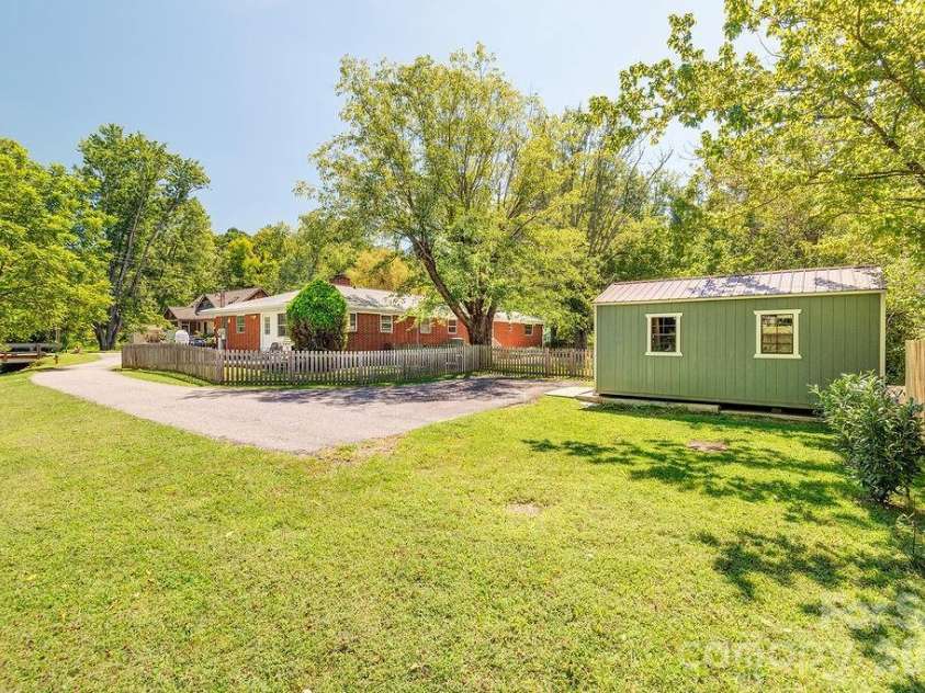 10 Meadowview Road, Asheville, NC 28804.  MLS# CAR4415246, YatesRealty ID 47456. Level, Mountains & Lush