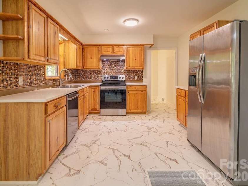 10 Meadowview Road, Asheville, NC 28804.  MLS# CAR4415246, YatesRealty ID 47456. New Quartz Counters