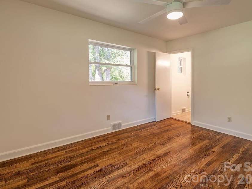 10 Meadowview Road, Asheville, NC 28804.  MLS# CAR4415246, YatesRealty ID 47456. Primary en-suite