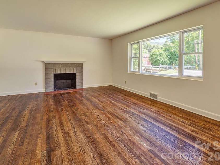 10 Meadowview Road, Asheville, NC 28804.  MLS# CAR4415246, YatesRealty ID 47456. Scenic Views
