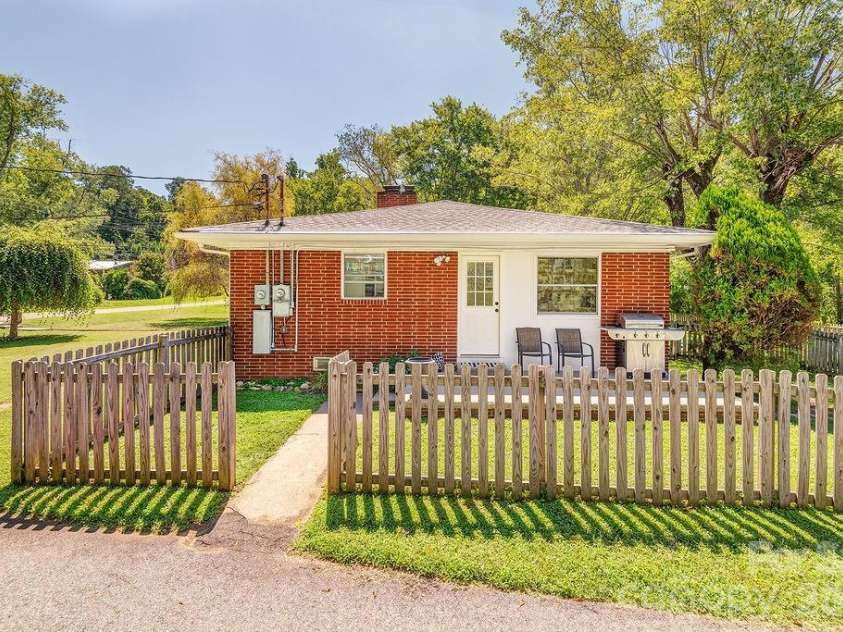 10 Meadowview Road, Asheville, NC 28804.  MLS# CAR4415246, YatesRealty ID 47456. Studio has it's Own Entrance