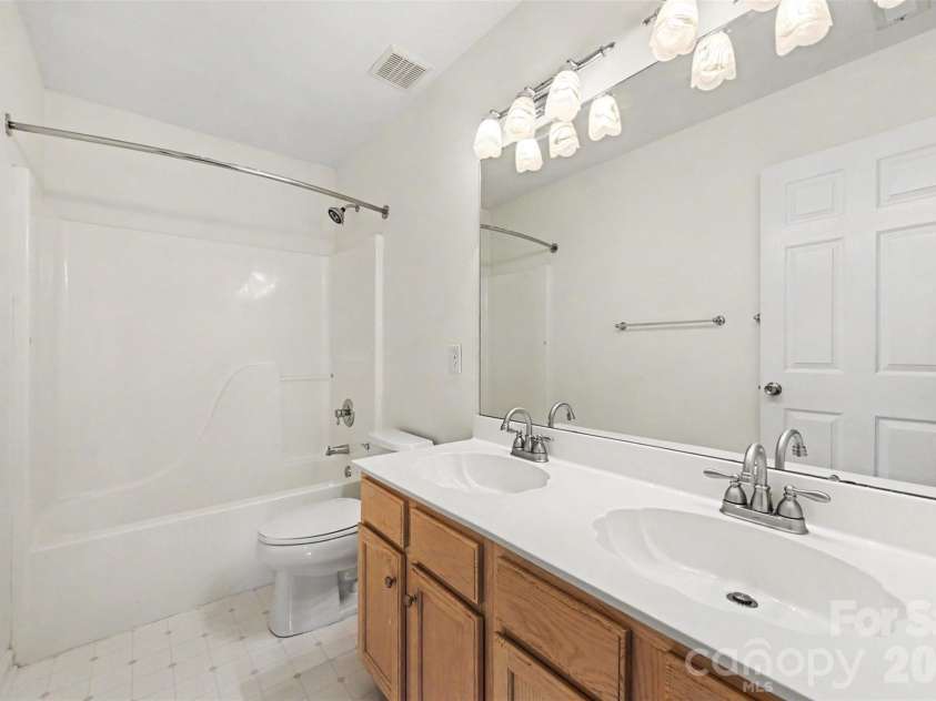 5839 BROOKSTONE Drive, Concord, NC 28027.  MLS# CAR4397657, YatesRealty ID 47457. Upstairs Bath