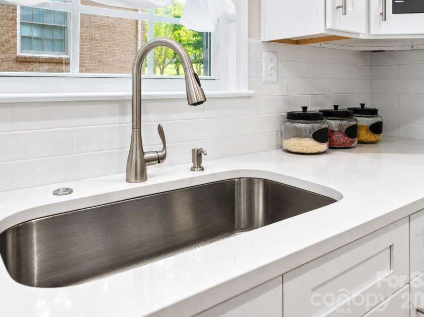 3101 Northampton Drive, Charlotte, NC 28210.  MLS# CAR4410944, YatesRealty ID 47458. 