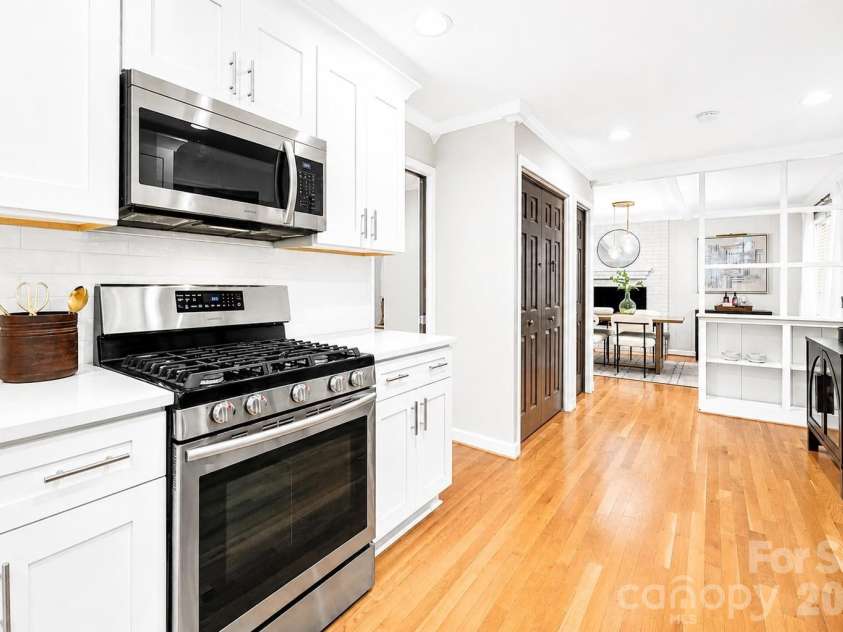 3101 Northampton Drive, Charlotte, NC 28210.  MLS# CAR4410944, YatesRealty ID 47458. GAS RANGE!