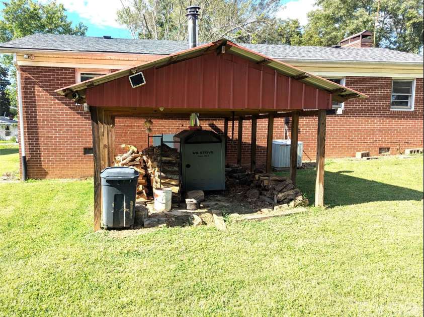 605 Lincoln Lane, Lenoir, NC 28645.  MLS# CAR4411038, YatesRealty ID 47459. 