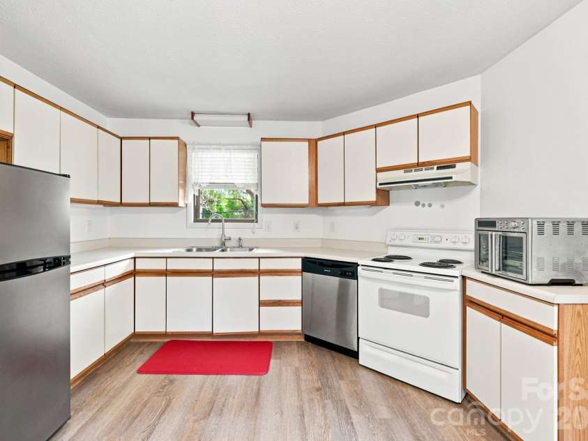 703 Farmington Circle, Hendersonville, NC 28739.  MLS# CAR4410141, YatesRealty ID 47460. Kitchen