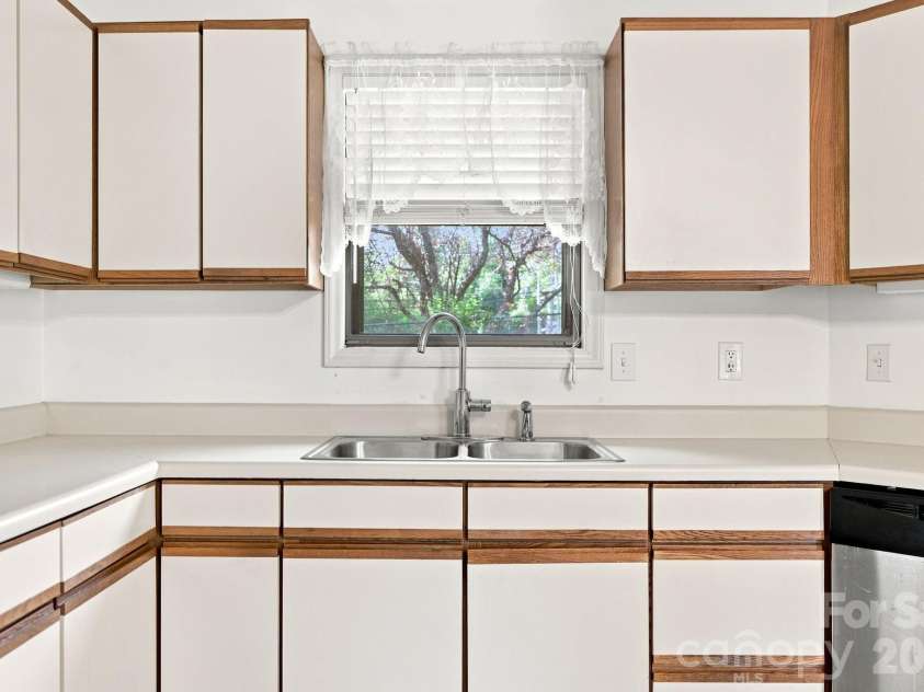 703 Farmington Circle, Hendersonville, NC 28739.  MLS# CAR4410141, YatesRealty ID 47460. Kitchen overlooking Back