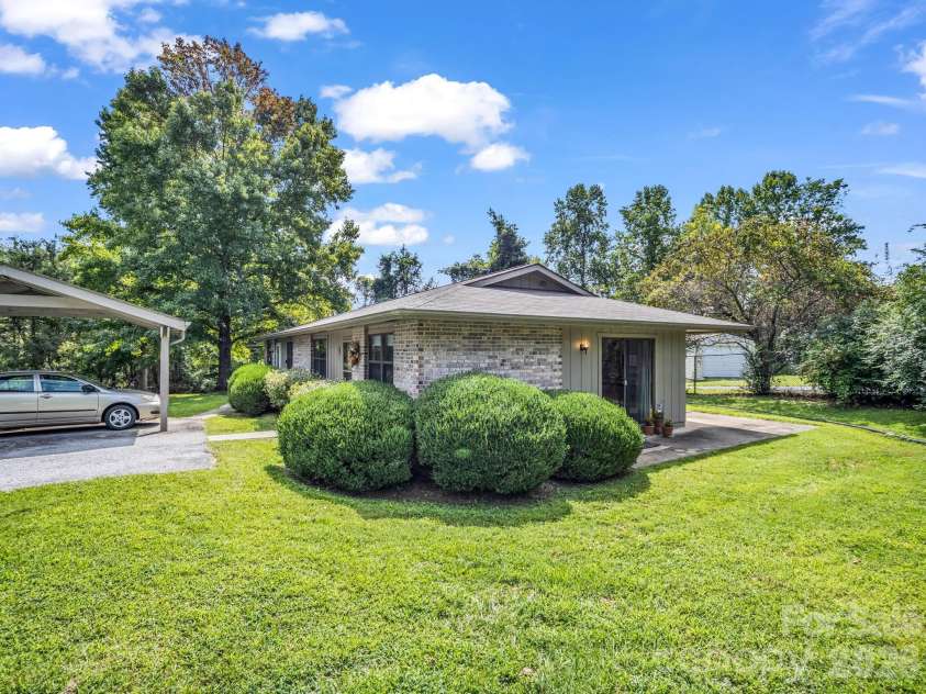 703 Farmington Circle, Hendersonville, NC 28739.  MLS# CAR4410141, YatesRealty ID 47460. Side View