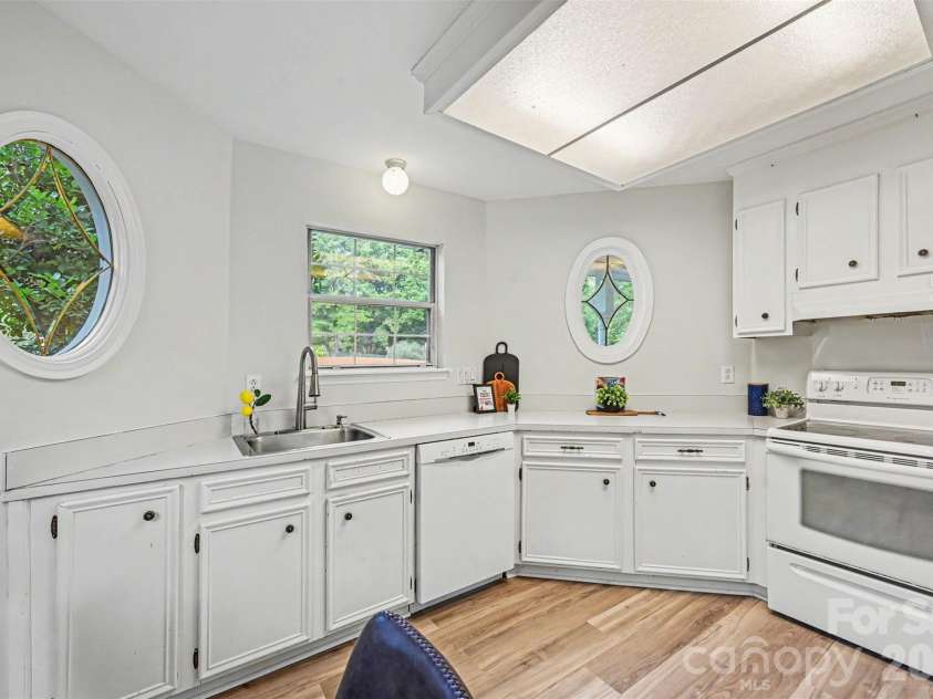 8834 Rittenhouse Circle, Charlotte, NC 28270.  MLS# CAR4413342, YatesRealty ID 47463. Kitchen