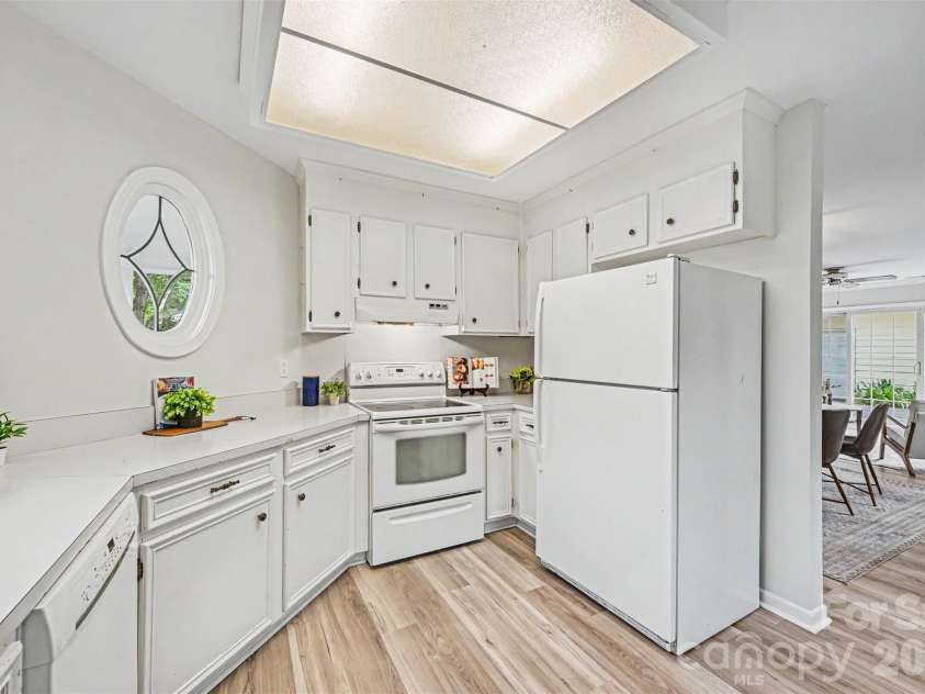 8834 Rittenhouse Circle, Charlotte, NC 28270.  MLS# CAR4413342, YatesRealty ID 47463. Kitchen